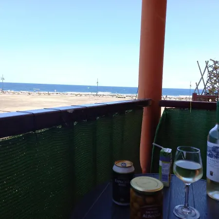 Bienvenue Lumineux Avec Ascenseur Et Vue Sur La *