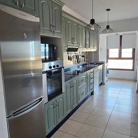 Bienvenue Lumineux Avec Ascenseur Et Vue Sur La