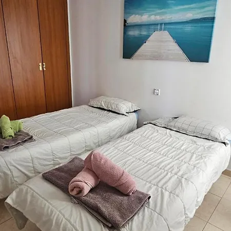 Bienvenue Lumineux Avec Ascenseur Et Vue Sur La *