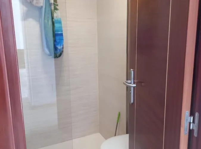 Bienvenue Lumineux Avec Ascenseur Et Vue Sur La