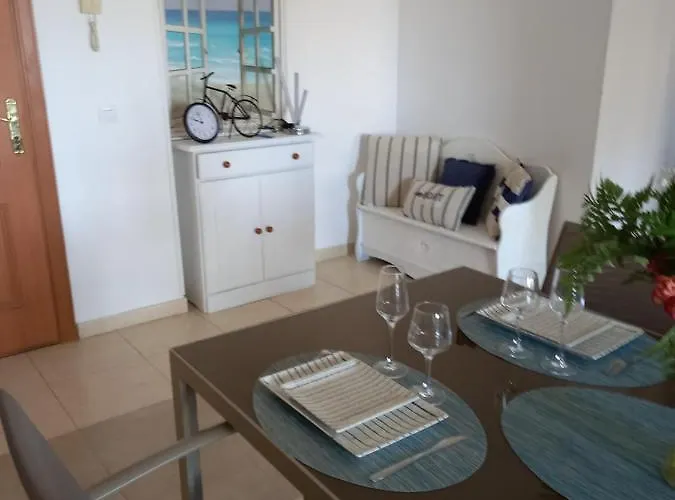 Bienvenue Lumineux Avec Ascenseur Et Vue Sur La