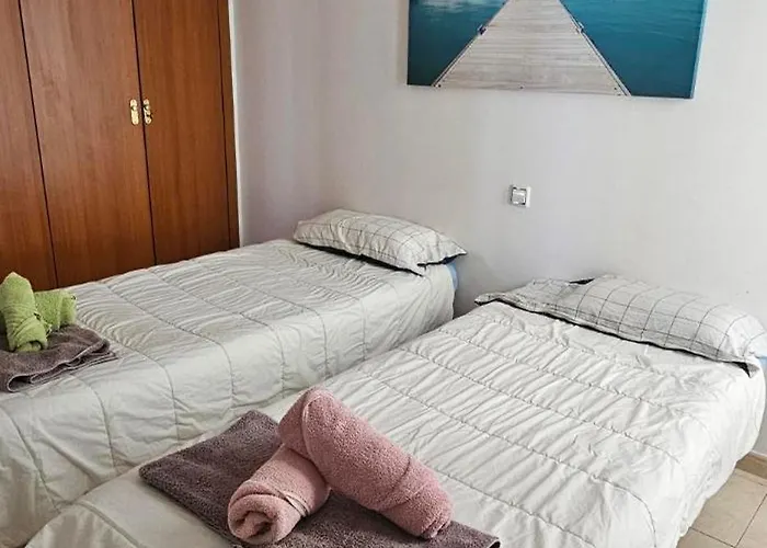 Bienvenue Lumineux Avec Ascenseur Et Vue Sur La *