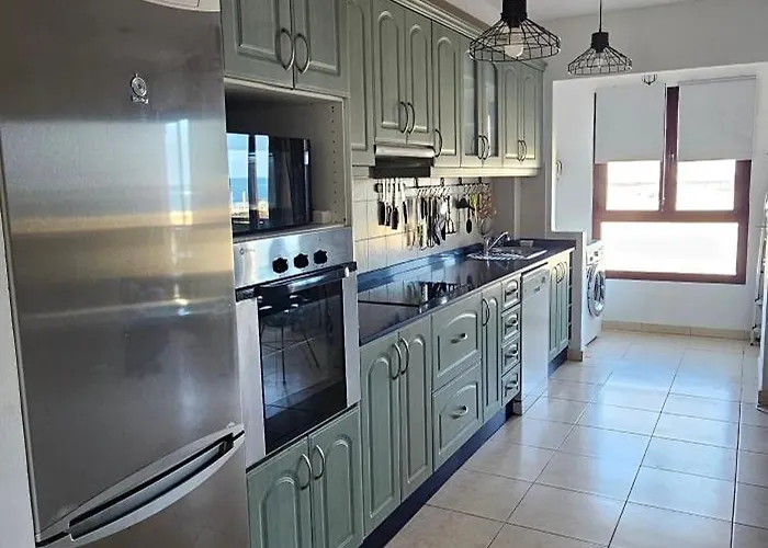 Bienvenue Lumineux Avec Ascenseur Et Vue Sur La